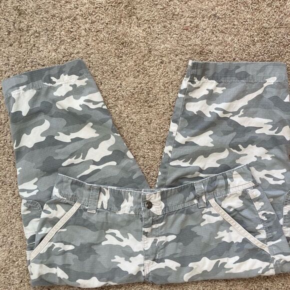 Carhartt camo relaxed crop pants w/ cargo pockets - Picture 3 of 13